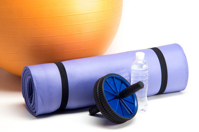 瑜伽墊和水瓶特寫。運(yùn)動器材, 三個青蘋果和一根跳繩