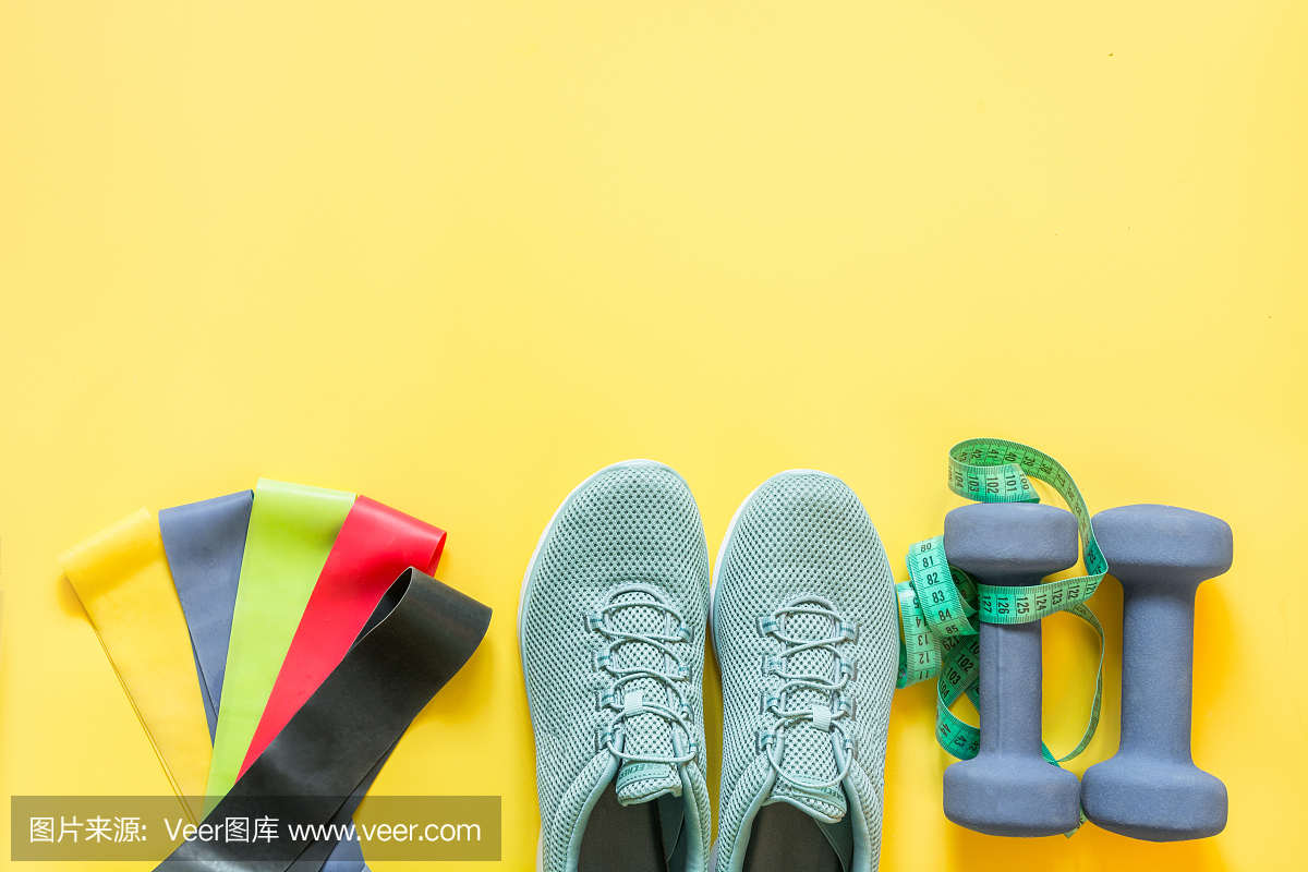 運(yùn)動(dòng)器材,橡皮筋,啞鈴,健身鞋,黃色卷尺。